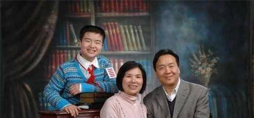 昔日的"五道杠少年"与"不屑弟"现状如何?一个三本,一个哈佛