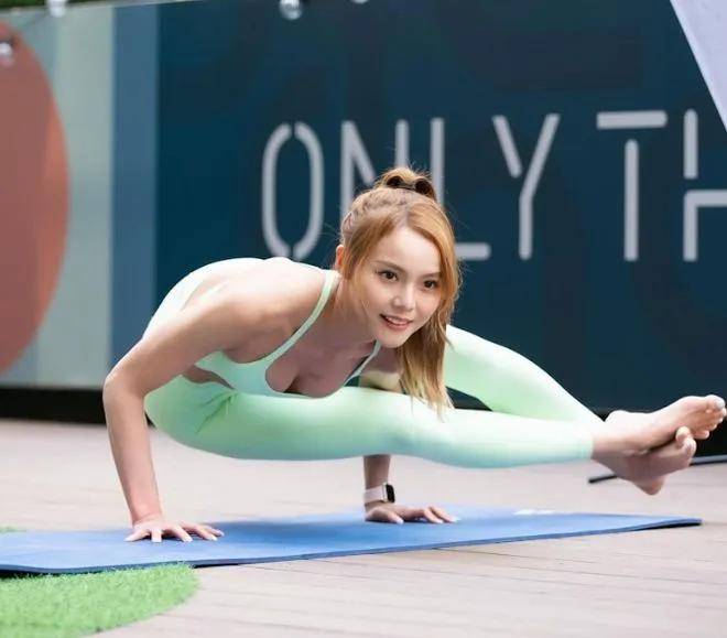 戴草帽,俏脸清丽,侧身大秀自己凹凸有致的魔鬼身材,脚上戴着护具链子