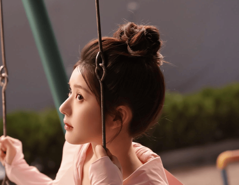 赵露思穿粉色运动服搭配饱满丸子头,可爱娇憨,青春元气,少女感满满