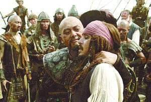 女子坐船遇海盗抢劫,海盗得知她身份后立马退还财物,她什么来头