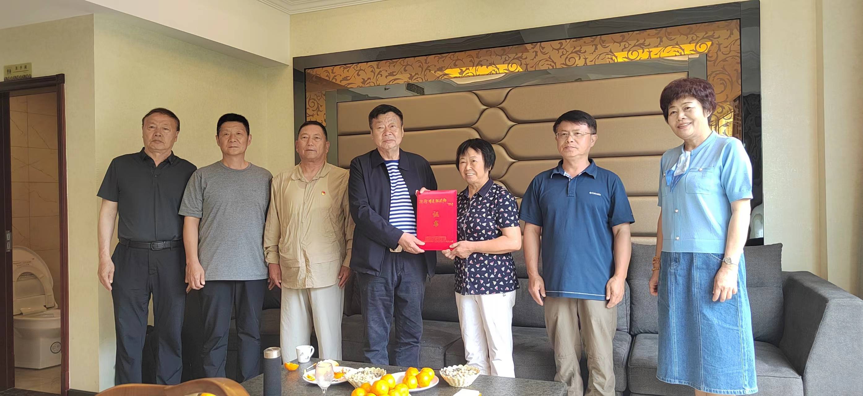 金堂县慈善会会长林德凤荣获全国红军小学建设工程特殊贡献奖