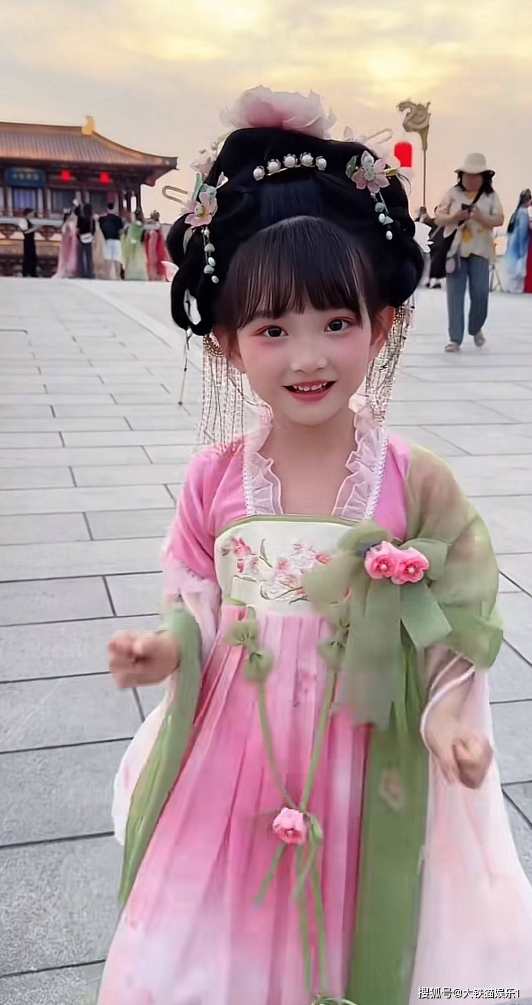 《庆余年2》王启年女儿来头大,坐拥280万粉的小网红,演戏一条过