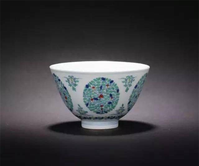 雍正:手段残酷的冷面皇帝,却有一颗少女心审美,瓷器独爱粉色