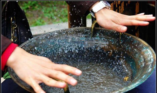 古代洗脸盆有什么黑科技?摩擦"耳朵",里面的水就会喷出来