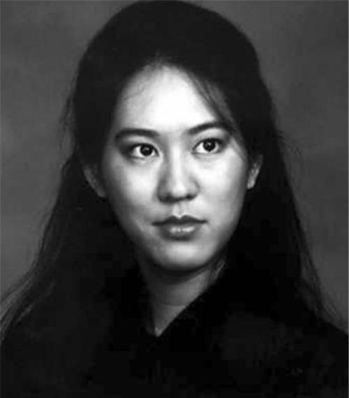 她含泪举枪自杀时,孩子刚满两岁,全世界都为之悲伤,除了日本