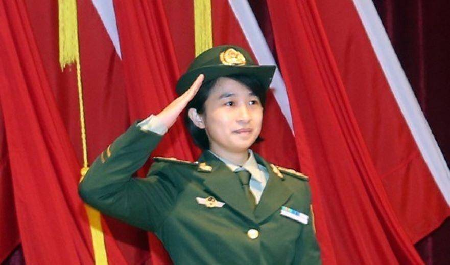 女武警庞洪雨:丈夫救人牺牲后,她特招入伍,直接被授予少校警衔