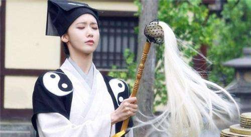 女道士预言自己将立地飞升,当天却依然活着,为保面子她服毒自尽