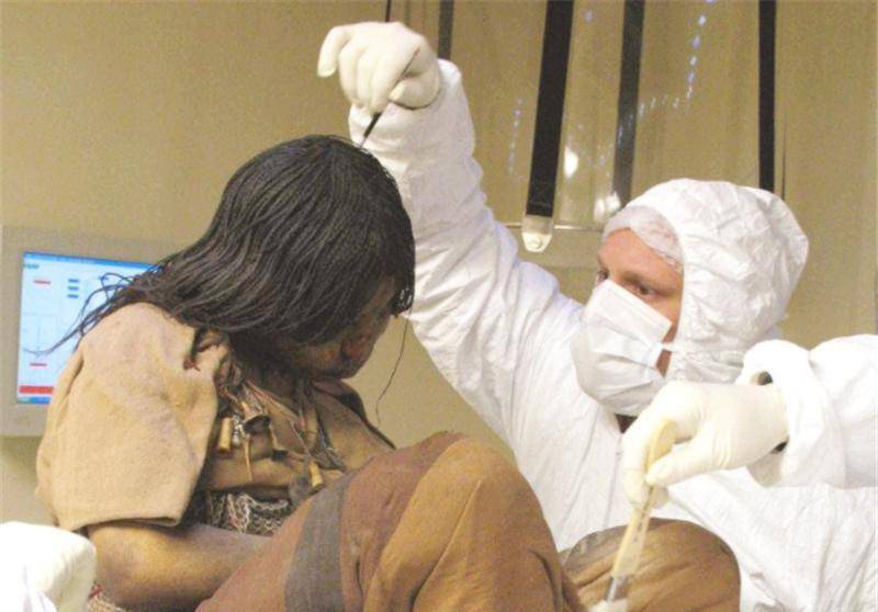 冰山挖出700年前冻尸,女孩面容姣好,尸检结果令人痛心