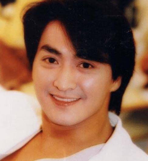 "展昭"扮演者:曾穷到搬尸,遭封杀后创业经商,今60岁仍旧单身