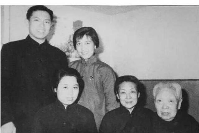 到张作霖一去世,鲍英麟便提出离婚,摆脱这桩婚姻,在张首芳的坚决阻挠