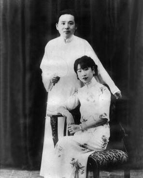 因长得丑,让妹妹顶替相亲成功嫁人;丈夫不爱她,却寄钱养她一生_张恨水