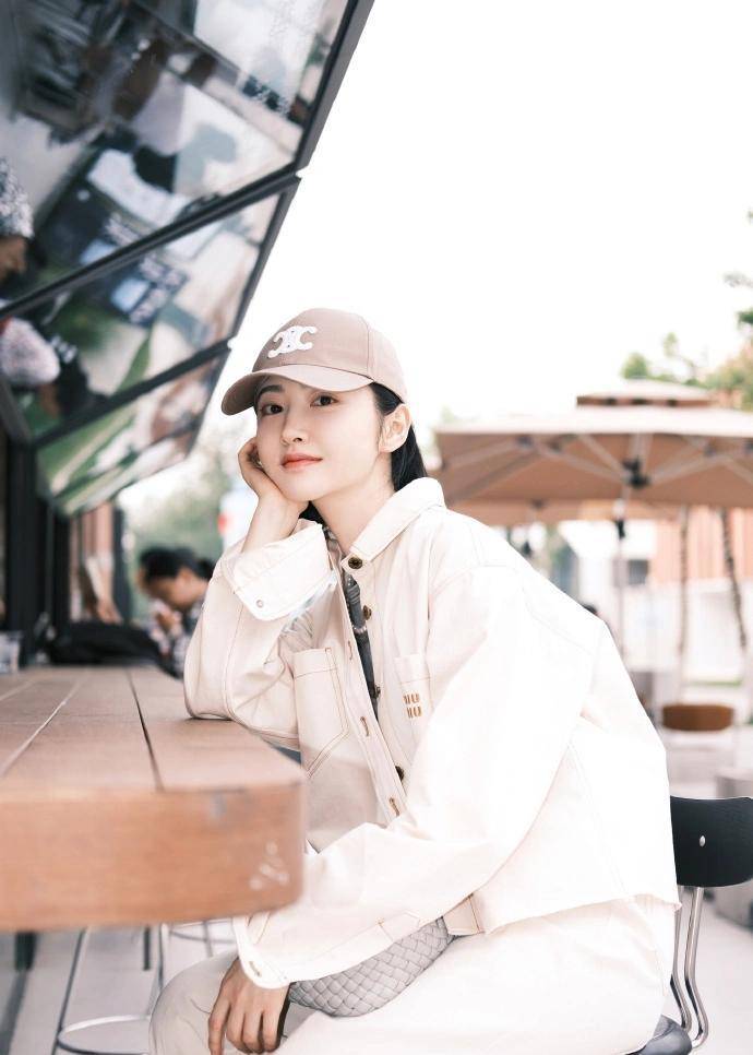 景甜再晒美照,对镜比心清纯甜美,笑容温柔迷人宛如初恋