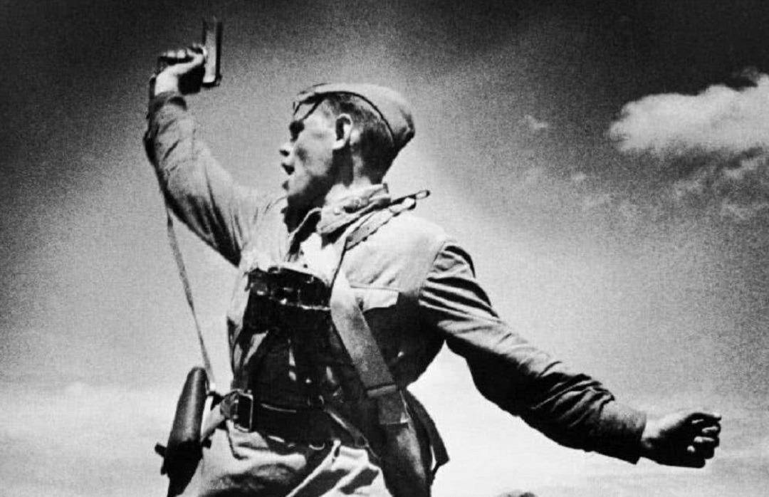 日本的板载冲锋是日本在缺少资源的情况下发明的一种无脑冲锋,意在