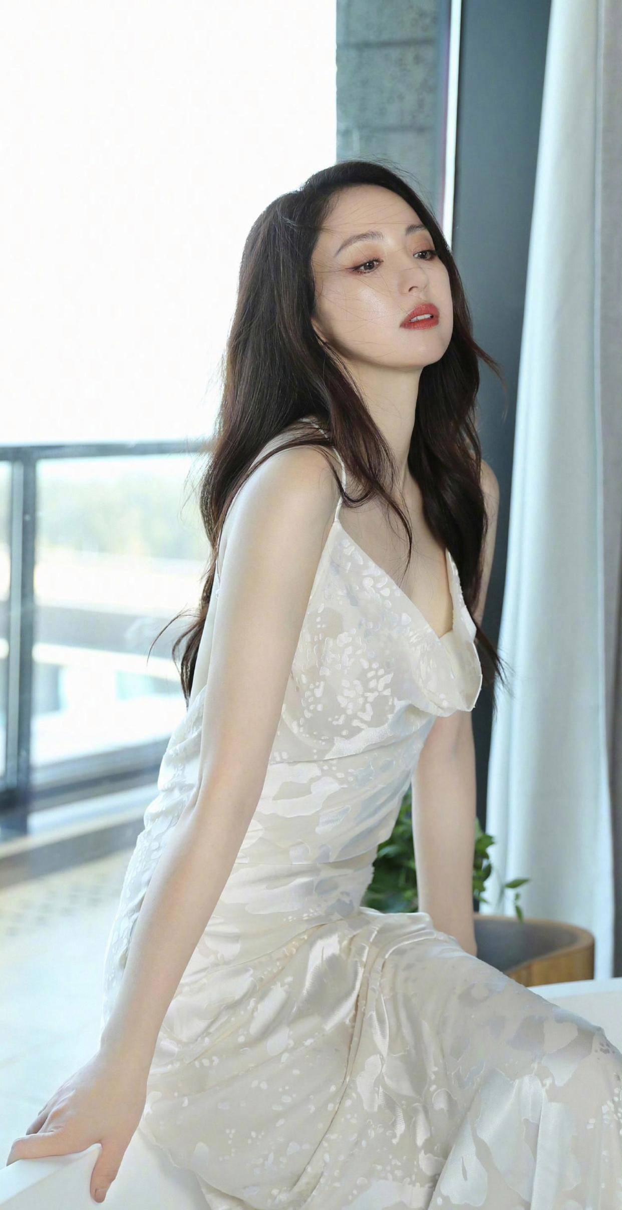 优雅白色吊带裙,董璇诠释青春时尚范!