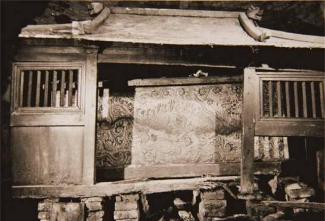1953年6月,法库县叶茂台村的村民在耕地的时候,发现一座墓葬,辽西省
