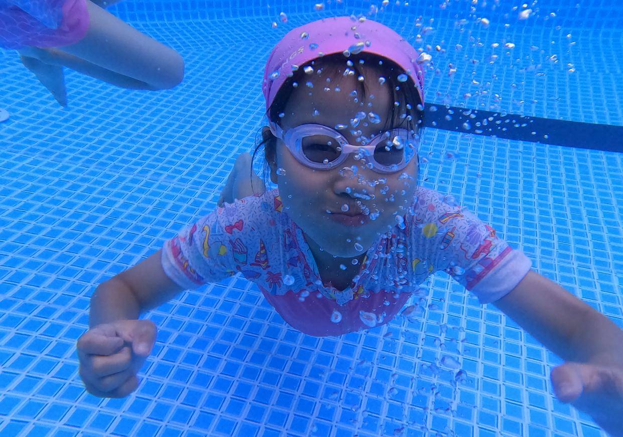 快乐宝宝亲子游泳馆让宝宝在健康的世界里游泳，宝宝游泳的健康益处_活动_运动_发育。
