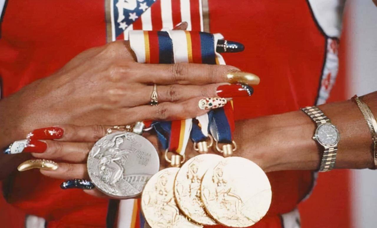 "花蝴蝶"乔伊娜:飞行药检前匆忙退役,死因真与禁药有关?