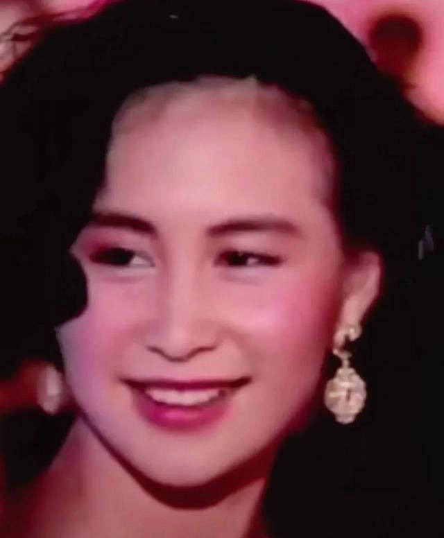 何超琼61岁出席萧邦晚宴 穿皮草戴千万珠宝轻松面对真实年龄