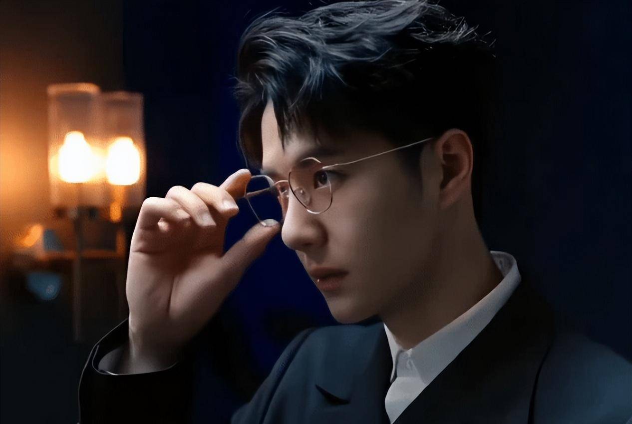 然而,在他主持的综艺《天天向上》中,王一博戴上眼镜的造型却让人大为