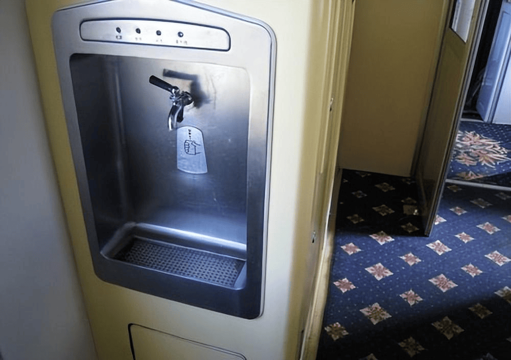 火车上的"秘密":热水为何供应不休?粪便是直接排到铁轨上吗?