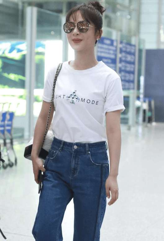 "杨紫"又带火了极简穿搭:白t恤 牛仔裤 丸子头,高级又洋气