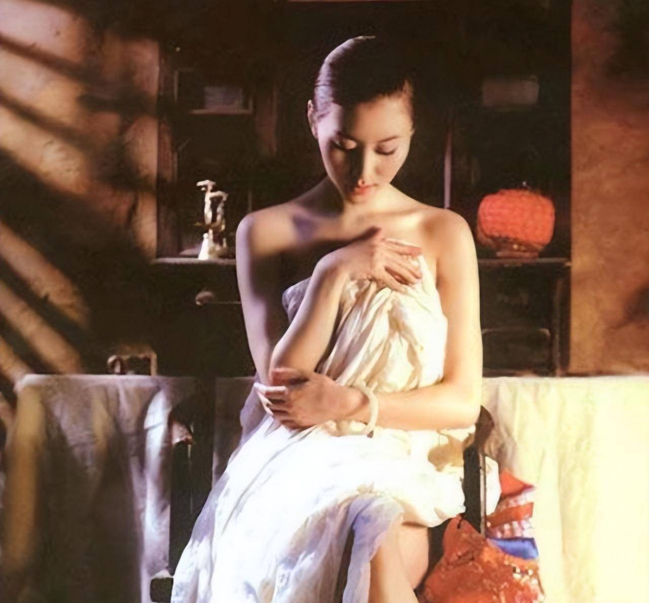 汤加丽:凭人体写真走红,和父亲断交,与丈夫分手,46岁仍单身