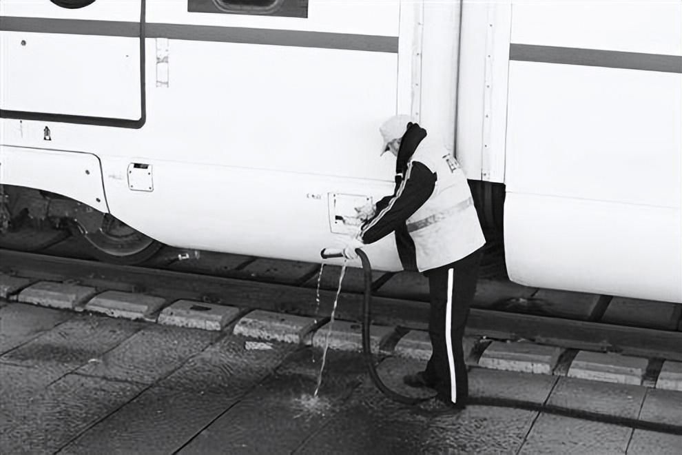 火车上的"秘密":热水为何供应不休?粪便是直接排到铁轨上吗?