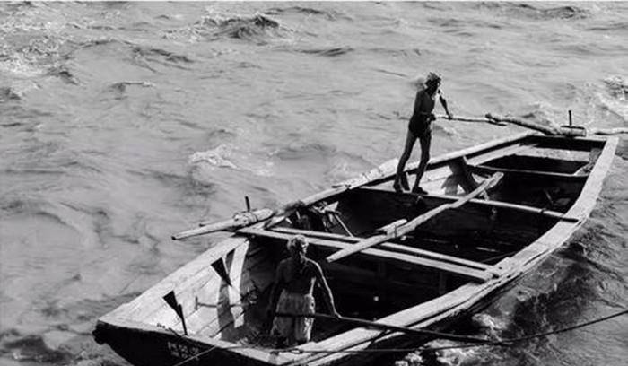 突然一个匪兵,指着站在一旁的陈仁义说道:"咱叫这个也坐一下飞机吧.