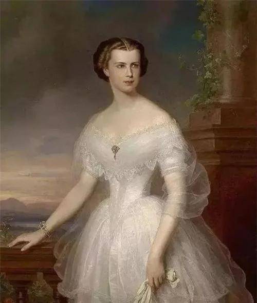 茜茜公主怀孕时腰围超50cm就绝食,她的腰有多细?老照片确实迷人