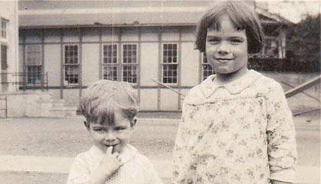 就这样,黑暗因子从她的童年开始生根发芽,伴随她的成长,一步步把她逼