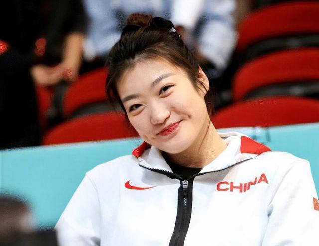 中国女篮国手拍摄广告,李梦体格抢眼 备受球迷瞩目