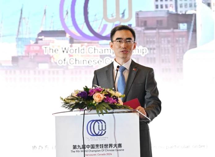 当地餐饮界,侨界,工商界等各界代表以及世界中餐业联合会会长邢颖,副