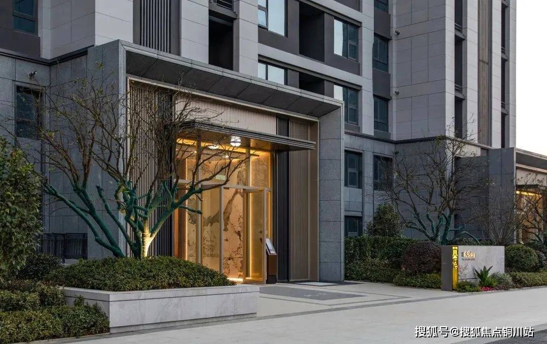 项目实景图同时配备不锈钢饰面立式智能化可视对讲,上方配有防雨顶棚