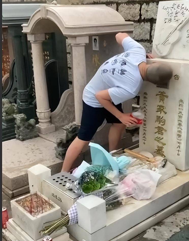 毫无底线!黄家驹墓地被毁,遗照遭猥亵,凶手全程录像,身份曝光