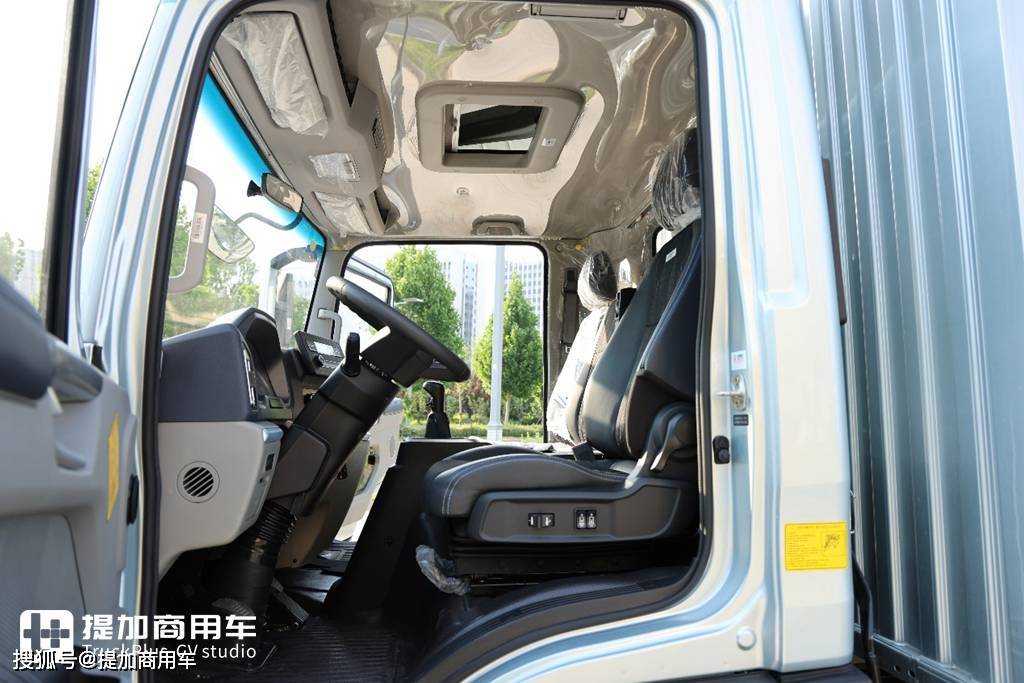 内饰配置看齐乘用车,带来全新驾乘体验:在智能化方面,豪沃统帅pro搭载