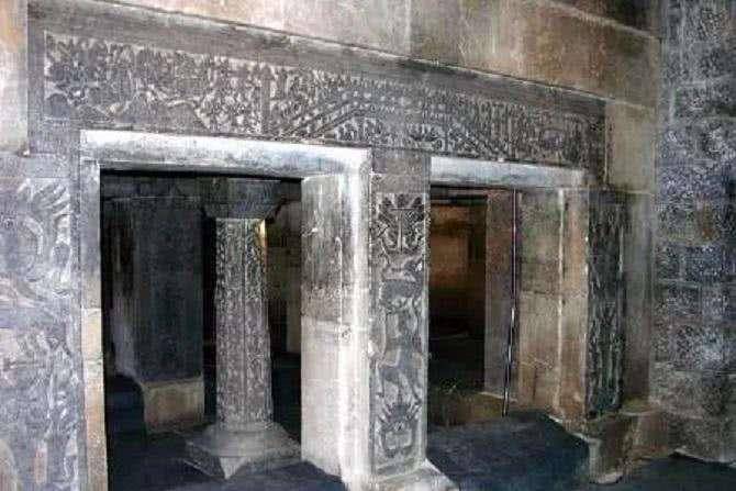 闹市发现古墓,村民说是罗成墓,却挖出金缕玉衣,专家:胡说八道