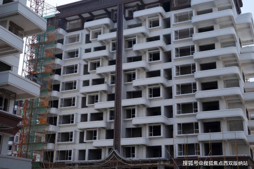 水电安装完成90%,电梯安装完成90%,屋面瓦施工完成,防腐木,铝方通