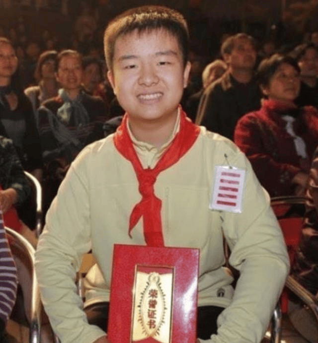 当初"五道杠少年"与"不屑弟"结局咋样?一个读民办一个上哈佛