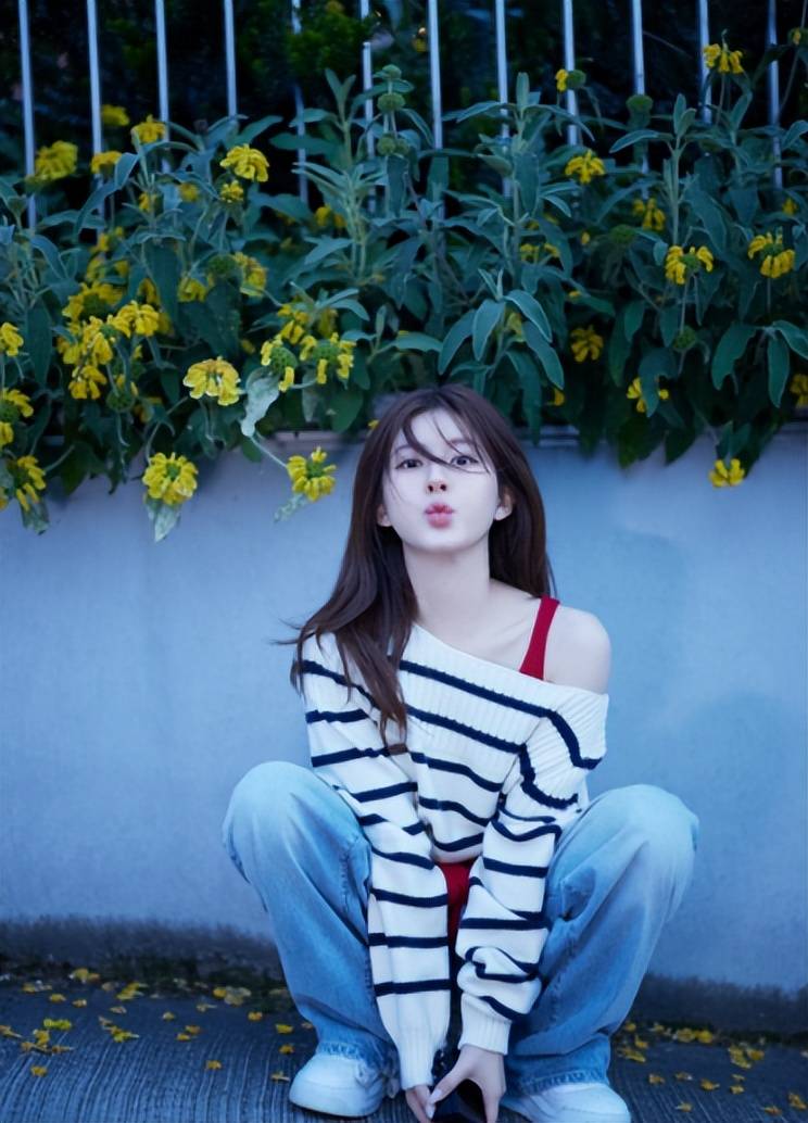 赵露思黄昏慵懒街拍, 休闲装扮清爽可爱 !