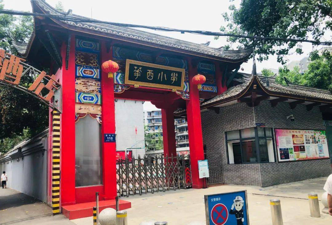 成都那些建在坟场上的住宅!你在坟头蹦迪,我在坟场睡觉