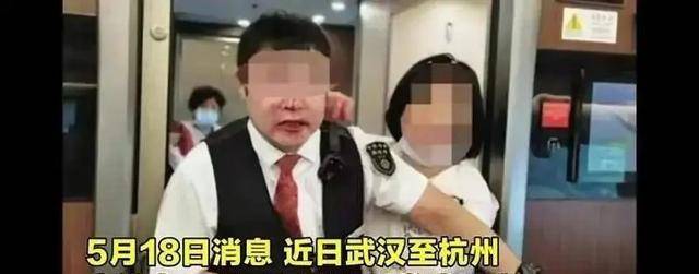 去年,某女子高铁上当众脱光衣服撒泼,还把列车长打出鼻血
