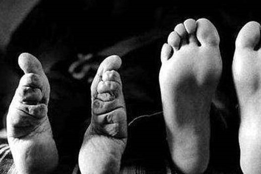 都是满族人的额生活方式,他们需要在马背上生活,所以他们是不会缠足的