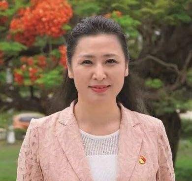 姜虹:被称为最美女校长,49岁成为汕头大学校长,美不仅在外表