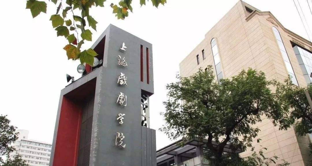 而余秋雨正是这一批报考上海戏剧学院的学生的考官,他很认可李红的