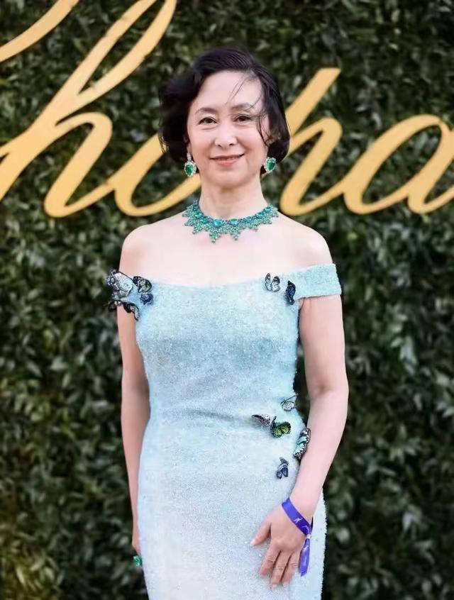 何超琼戛纳电影节新造型,香港风格抹胸短裙亮相