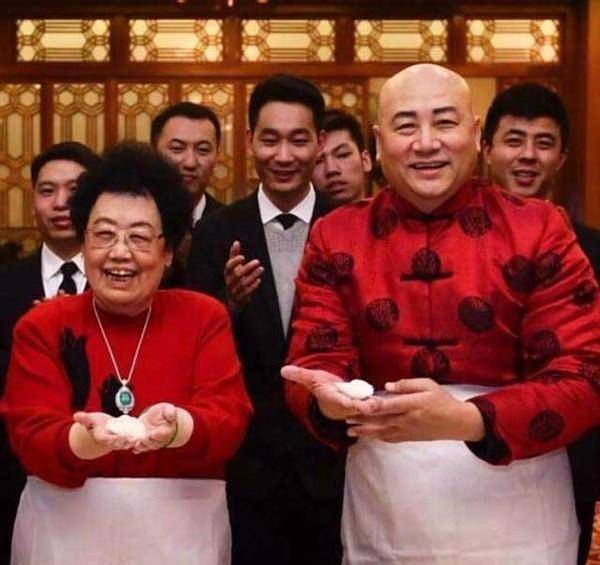 迟重瑞真实家庭地位,被老婆和继子当众无视,完全像个外人
