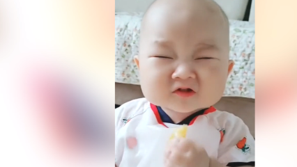 妈妈给了宝宝柠檬，这立刻让宝宝变酸了。这个可爱的婴儿的反应太有趣了。