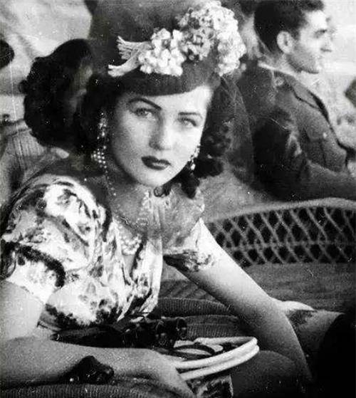 16岁嫁给国王受尽独宠,却因一身体缺陷被抛弃_埃莉诺_索拉娅·_巴列维