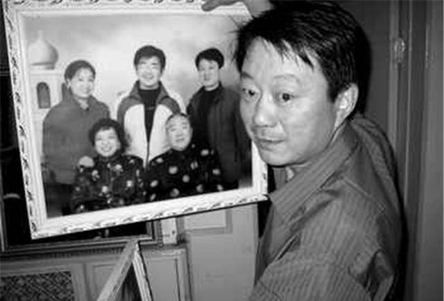 卫辰尧说,父亲一直有高血压,在工作之余常对着母亲的照片暗自神伤.