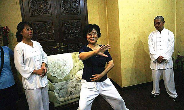 大师闫芳:耍无赖拜师后,拿师父名号去捞金,推手遭到白岩松质疑